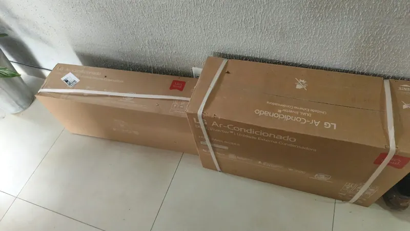 Caixas de ar-condicionado novas aguardando instalação