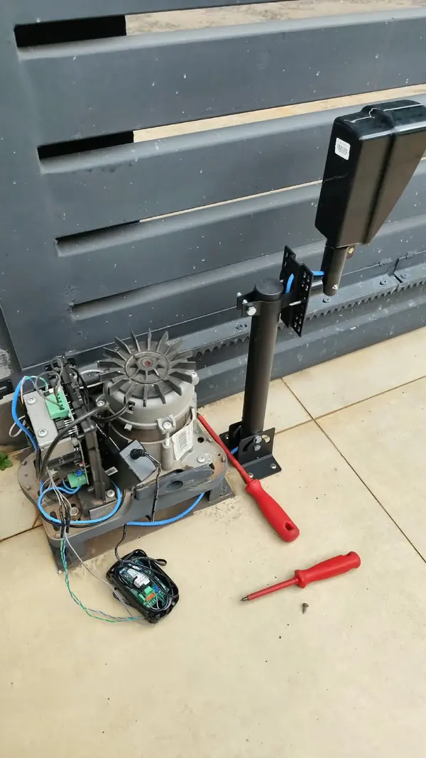 Motor de portão instalado